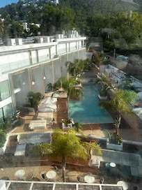 Vue sur le reste de l’hotel depuis le rooftop