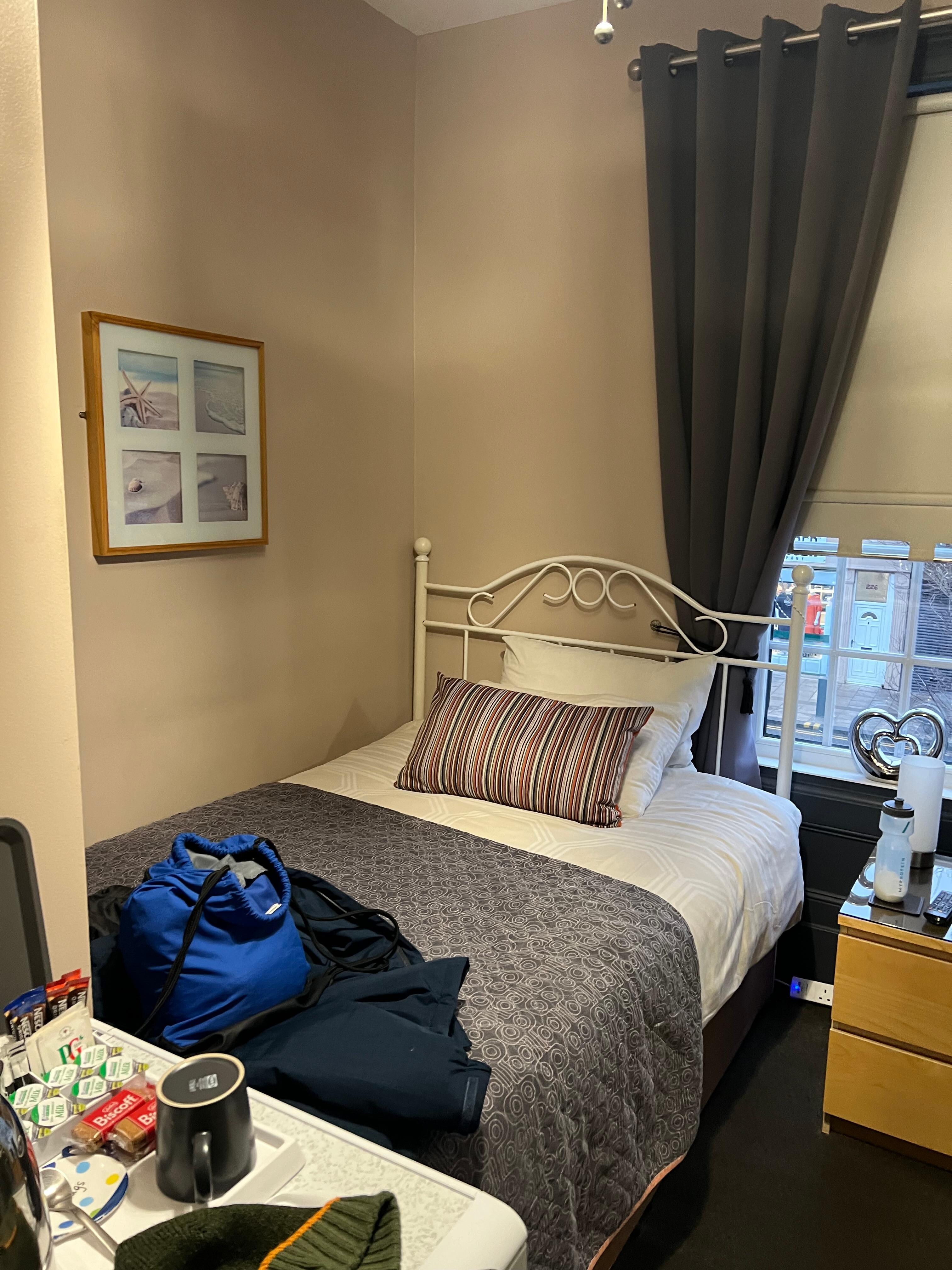 Bedroom single but 3/4 bed size 