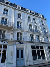 Frente do hotel P a muralha e o mar.