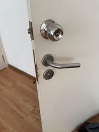 Damaged Door. New door knob rather than fixing old handle.