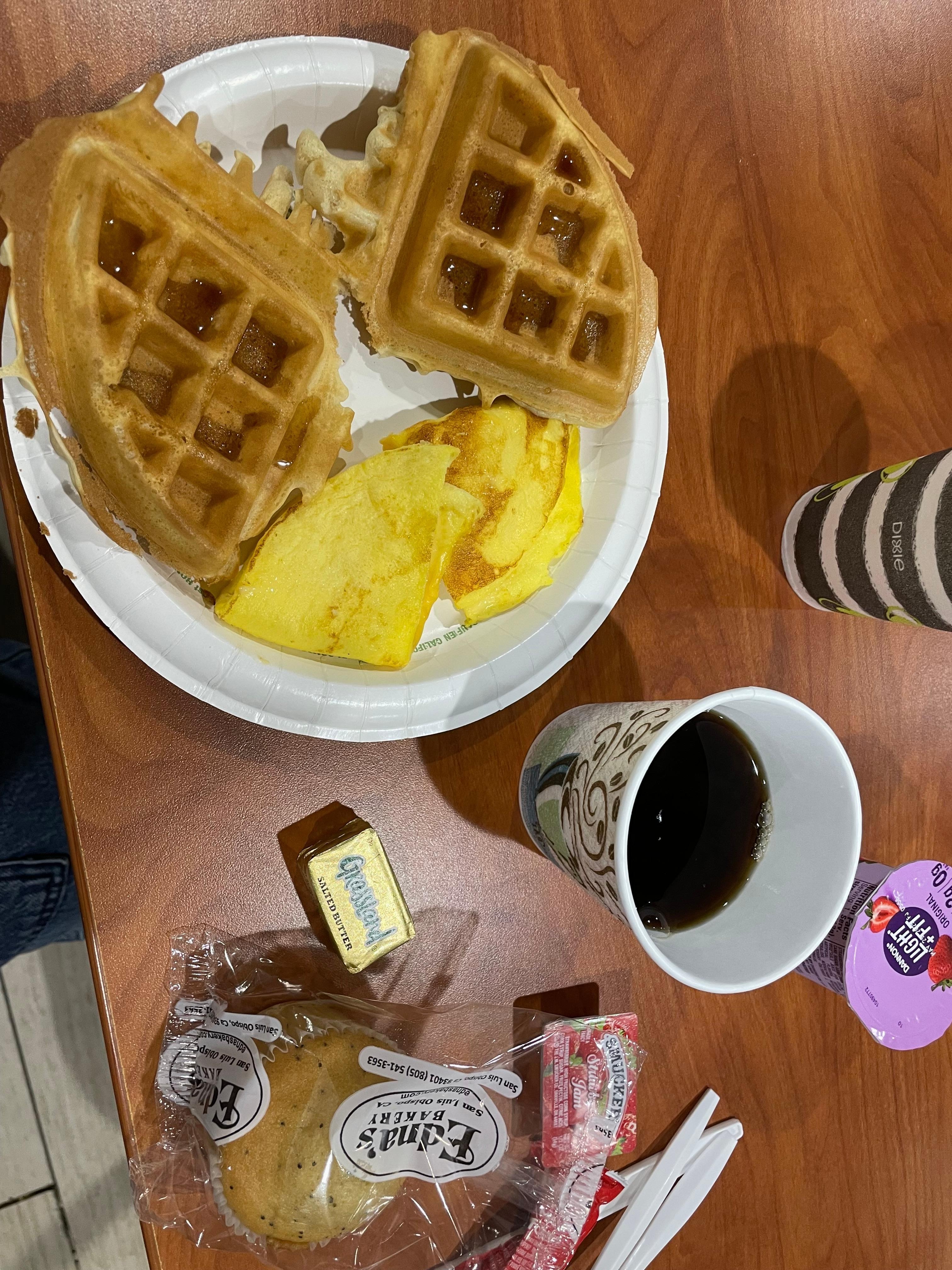 朝食のワッフル。暖かいものが食べれます。
