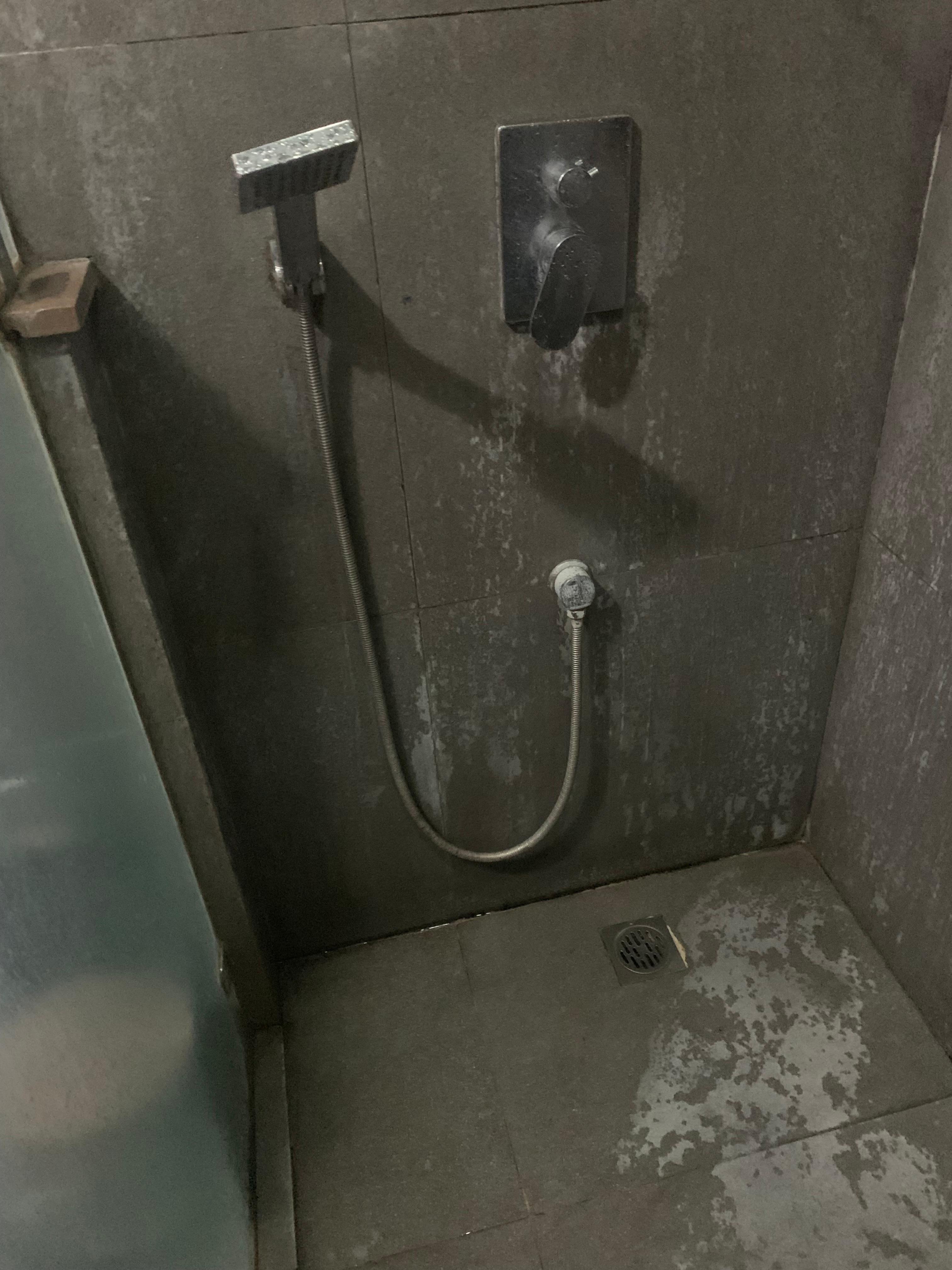 Salle de bain salle et calcaire sans eaux chaude
