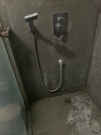 Salle de bain salle et calcaire sans eaux chaude