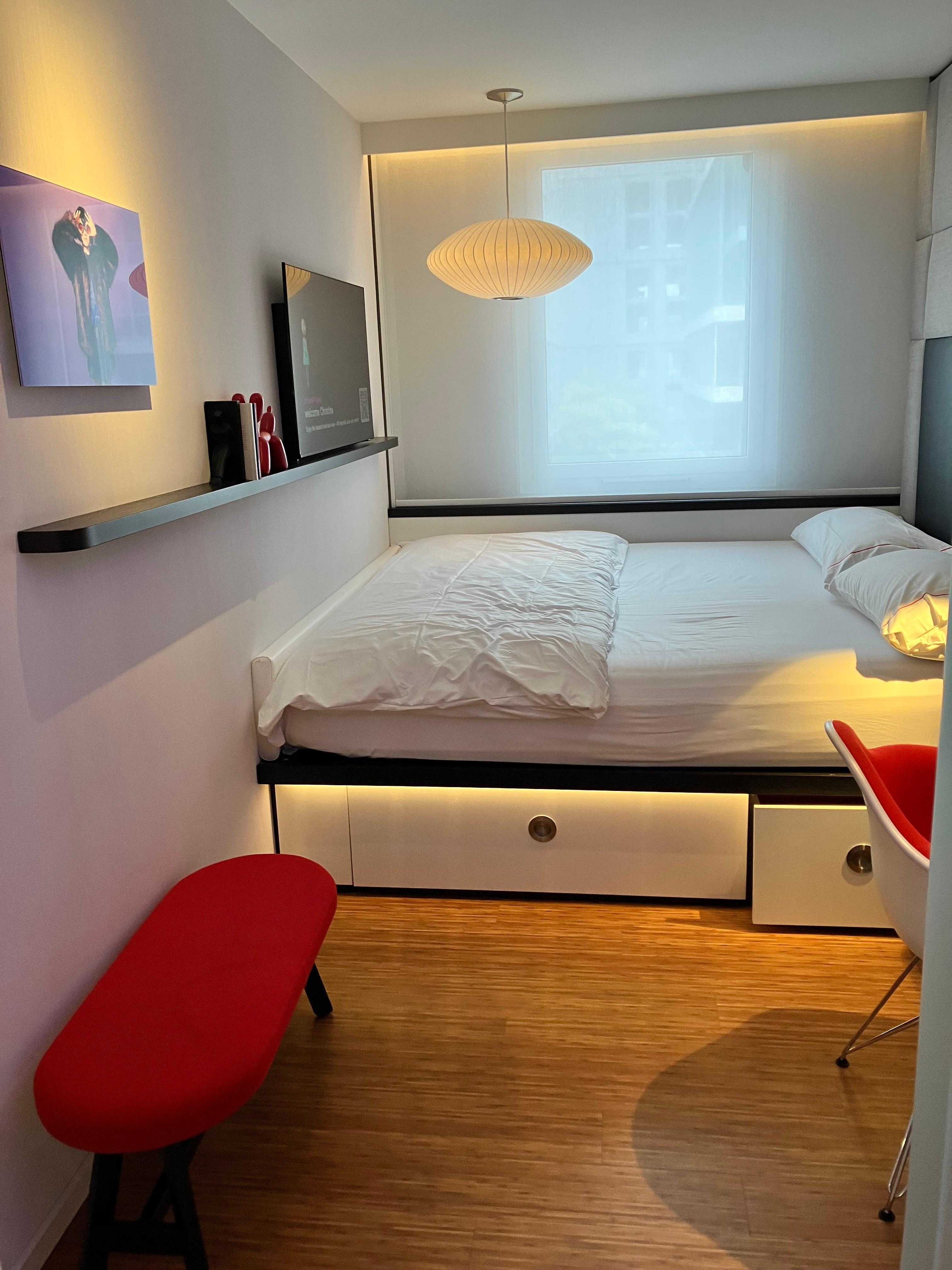 Nothing better than crashing in this comfy bed after a hot shower following 13 hours of travel !