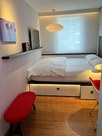 Nothing better than crashing in this comfy bed after a hot shower following 13 hours of travel !