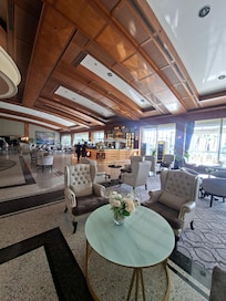 Great lobby lounge