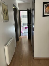 Couloir d’accès à l’étage vers salle de bain avec grande baignoire d’angle