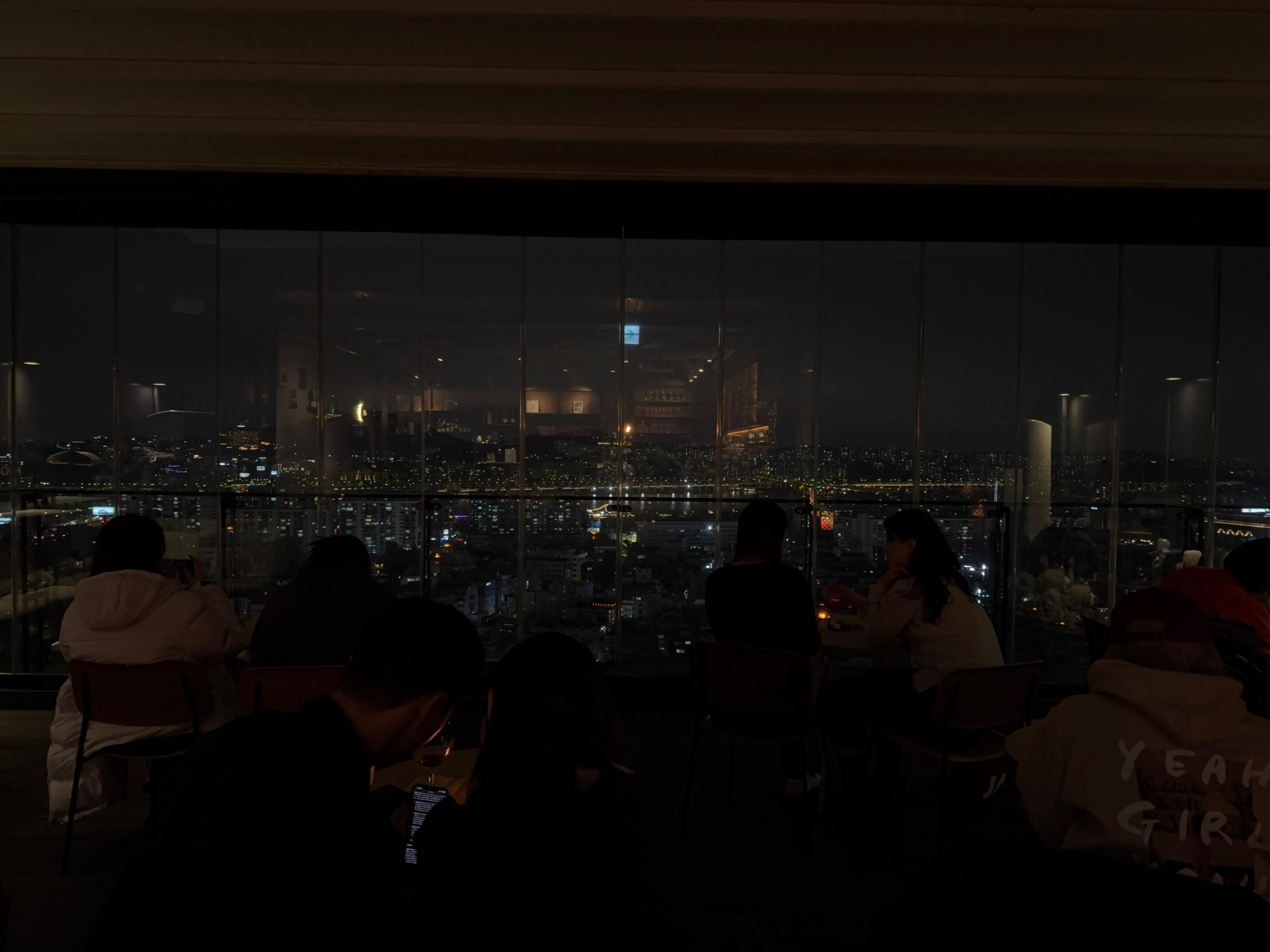 夜のBARも素敵空間