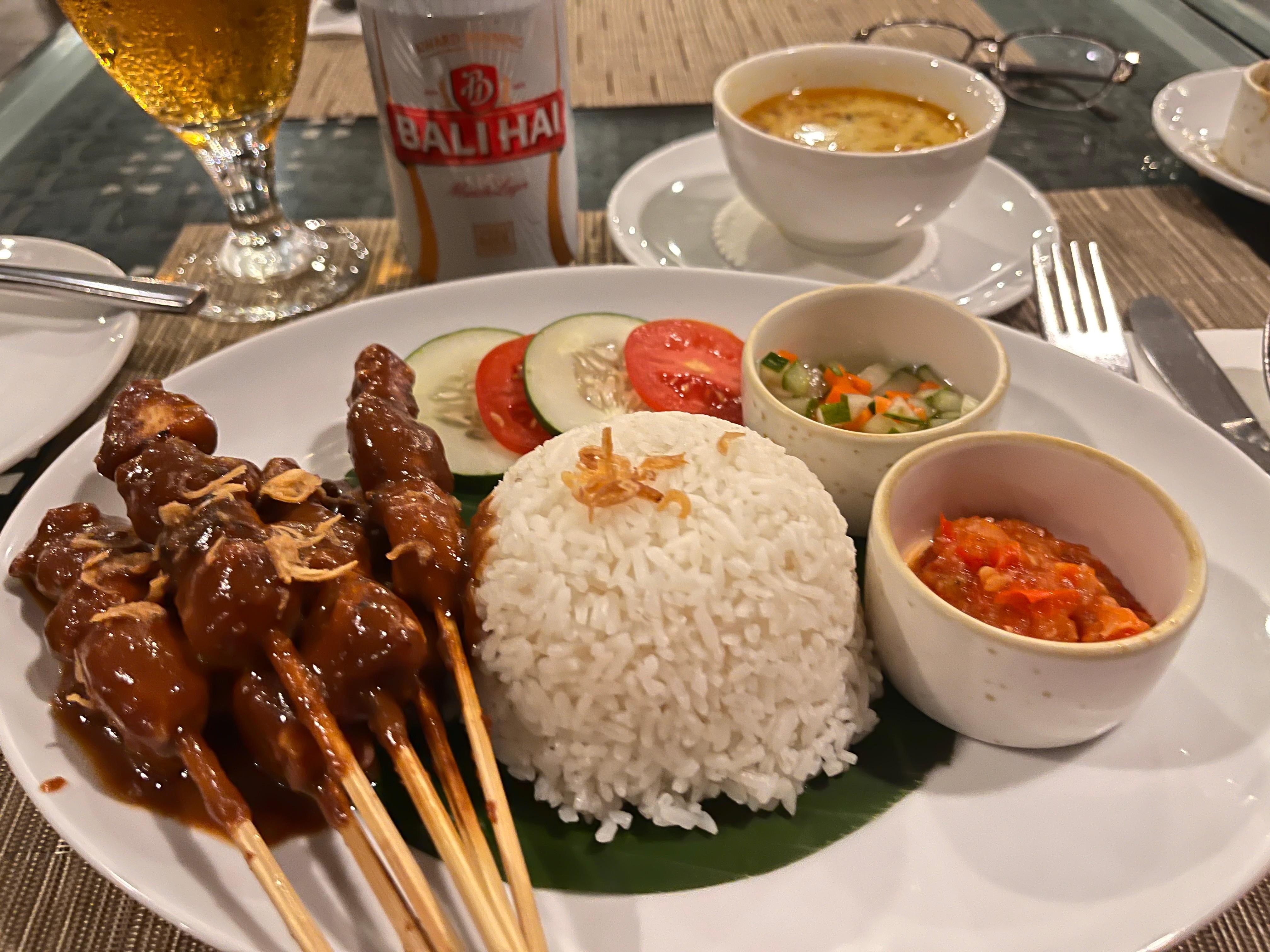 サテアヤムの鶏肉のクオリティが街のワルンのものと違って絶品でした。