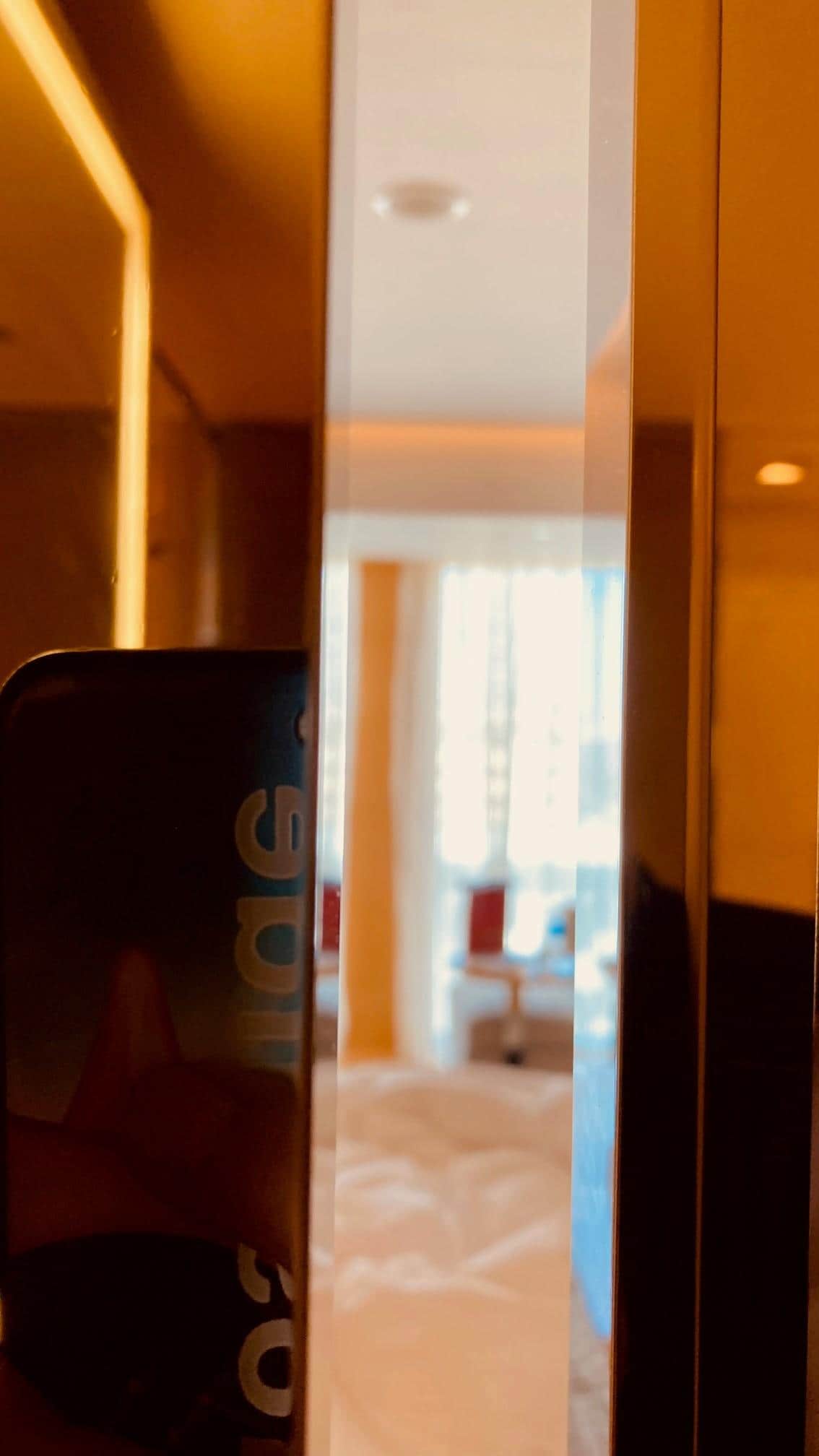 Lukket skydedør fra toilet...