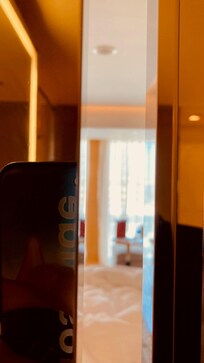 Lukket skydedør fra toilet...