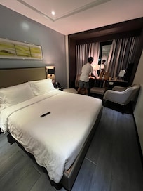Large king bed (connecting room)