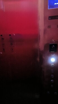 架𨋢無人加燈光就係咁~~字都幾乎睇唔到