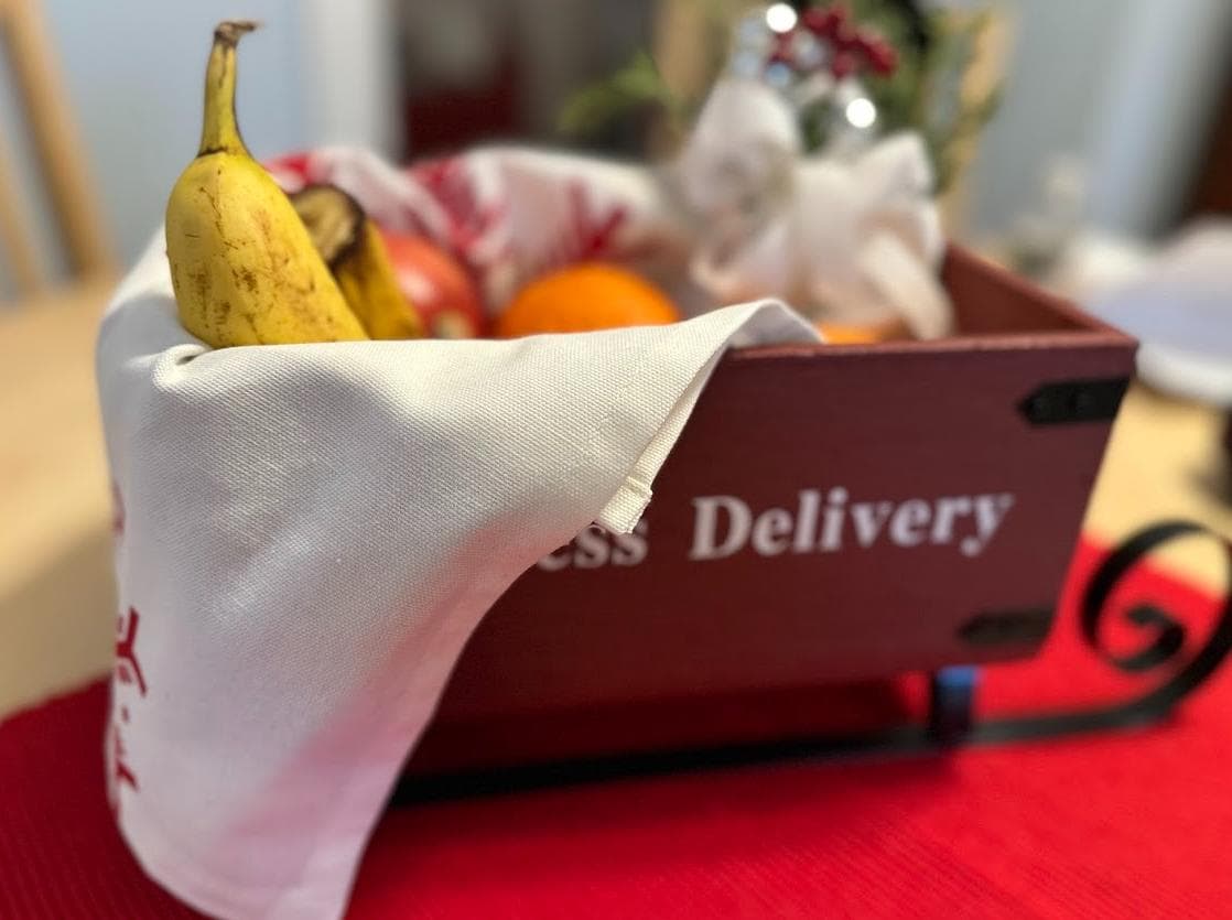 There were even Christmas decorations in the kitchen (full of fruit before we ate some, along with a coffee cake, and drinks in the frig)