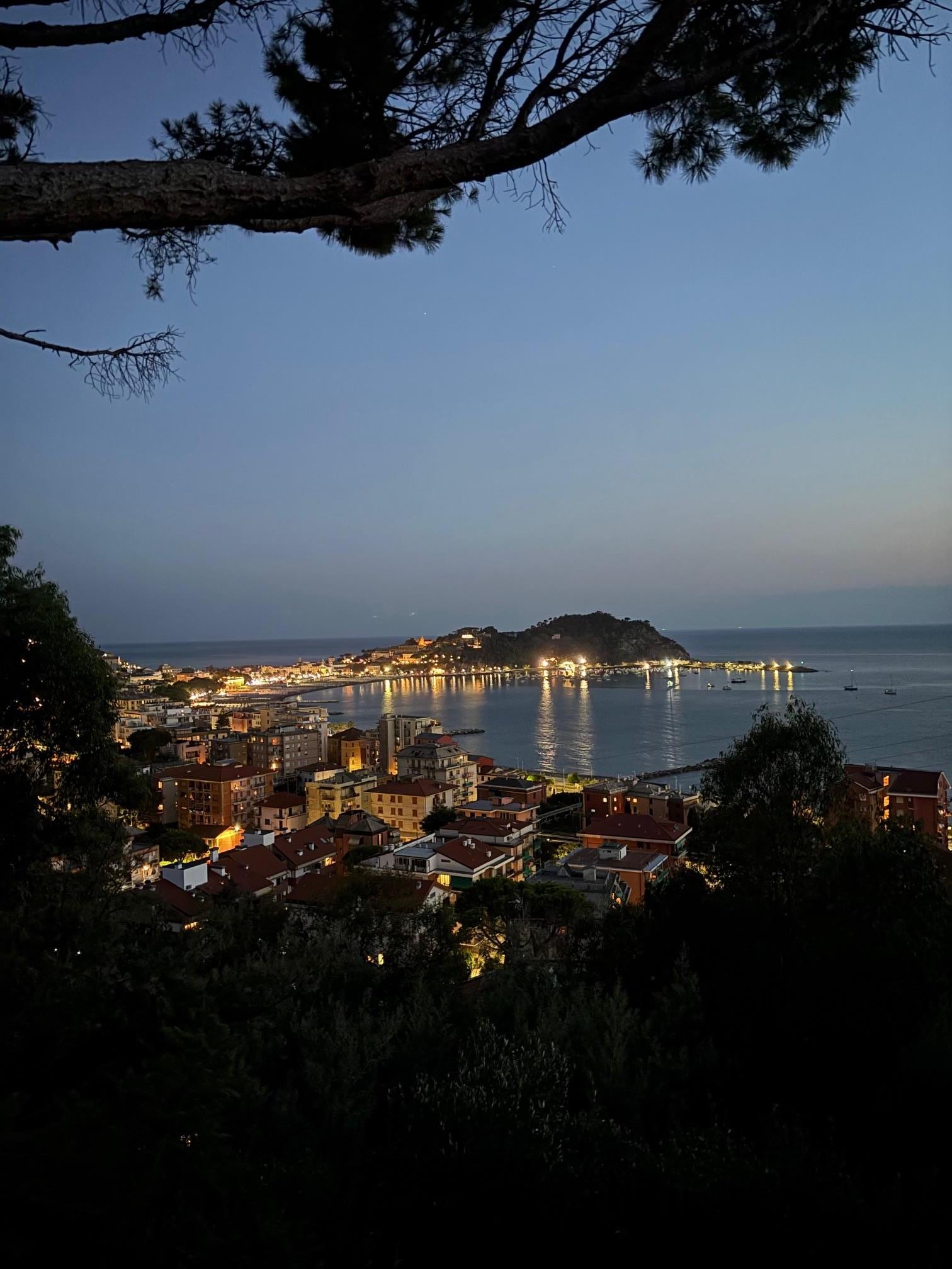 Vue de la terrasse de nuit