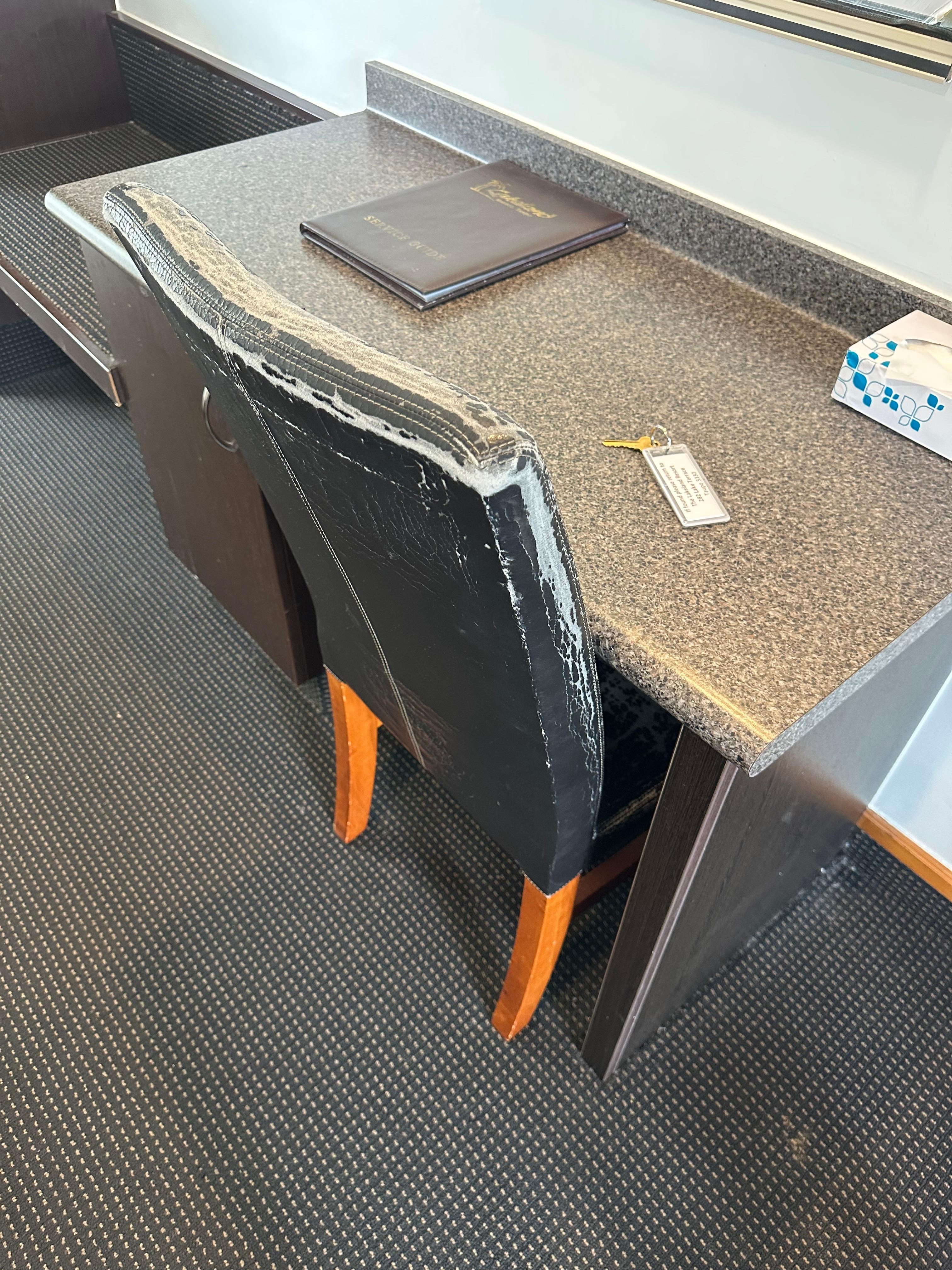 Look at that chair’s condition 