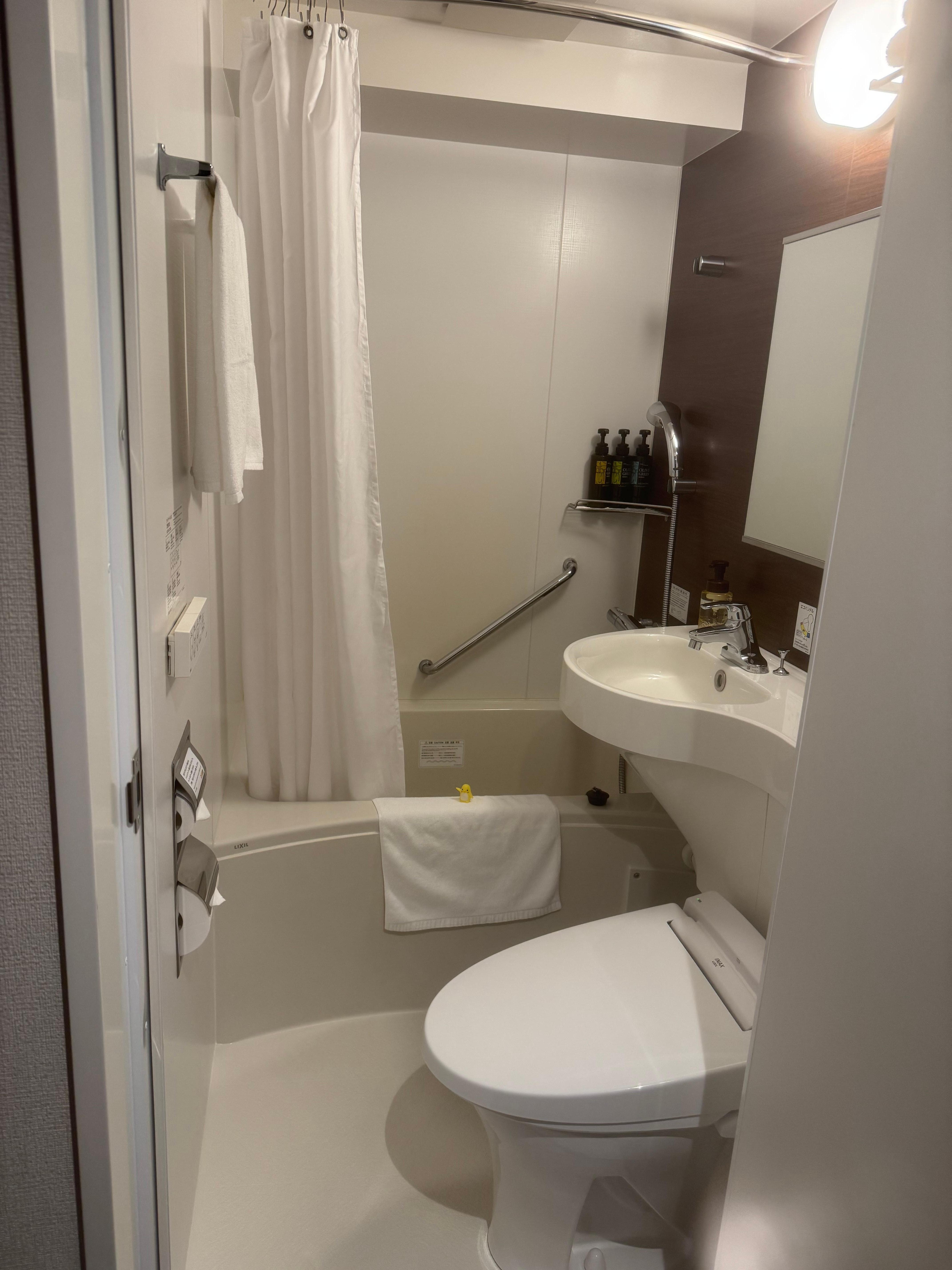 Clean and compact bathroom with a surprise friend to welcome you!