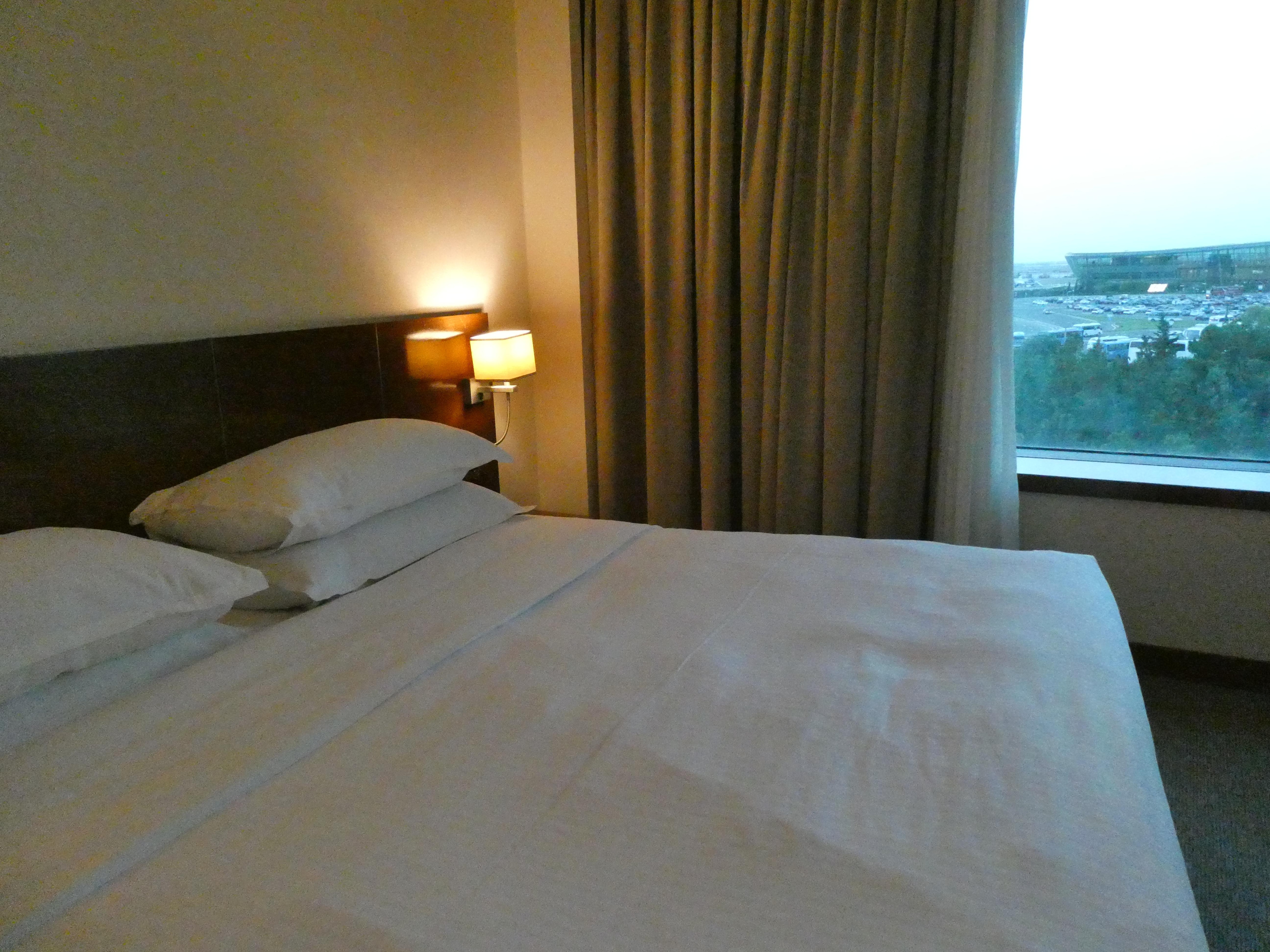 クラシックキングルーム。窓外から　ヘイダルアリエフ、Baku国際空港が見えます。が、噪音は気にならず。