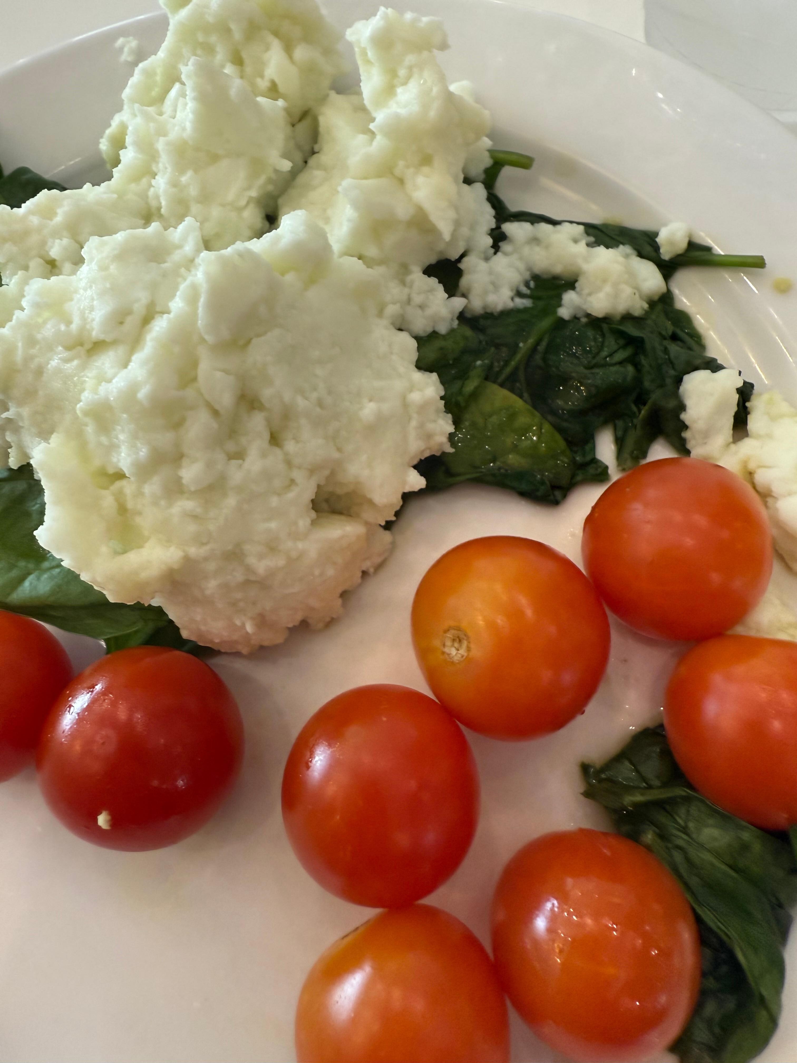 Example of warm healthy breakfast options provided.