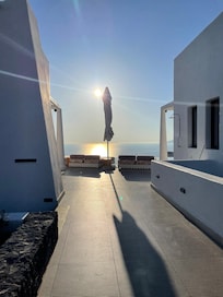 View walking to the pool