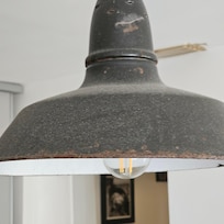 Verrostete, mit Staub bedeckte Lampe