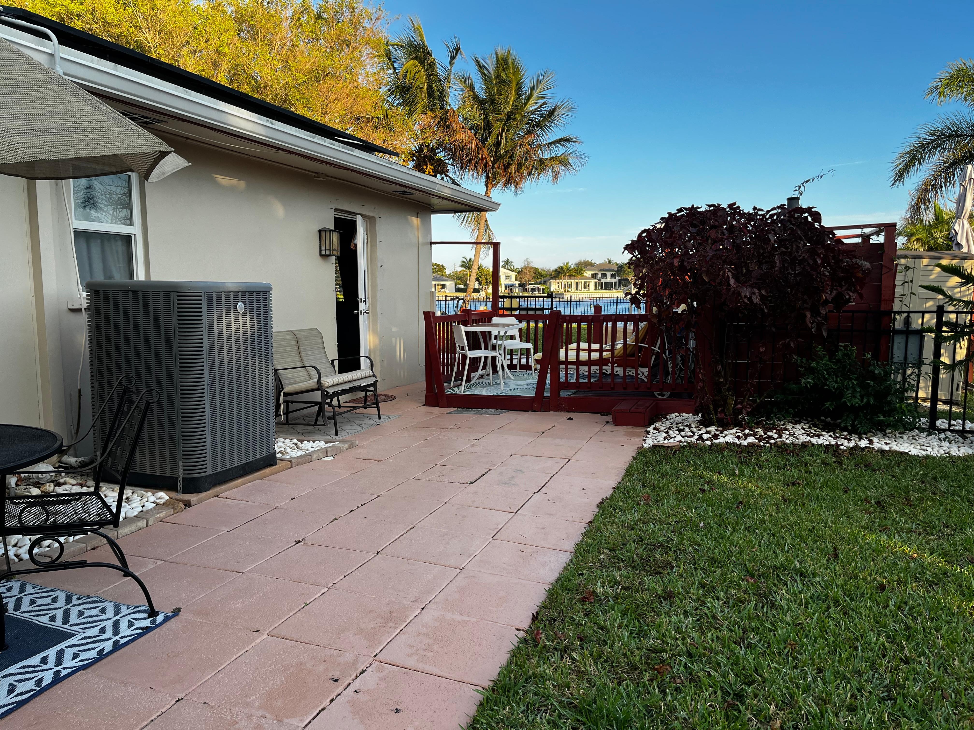 Room access with lounging area