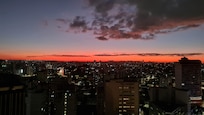 Por do sol da janela do apartamento.