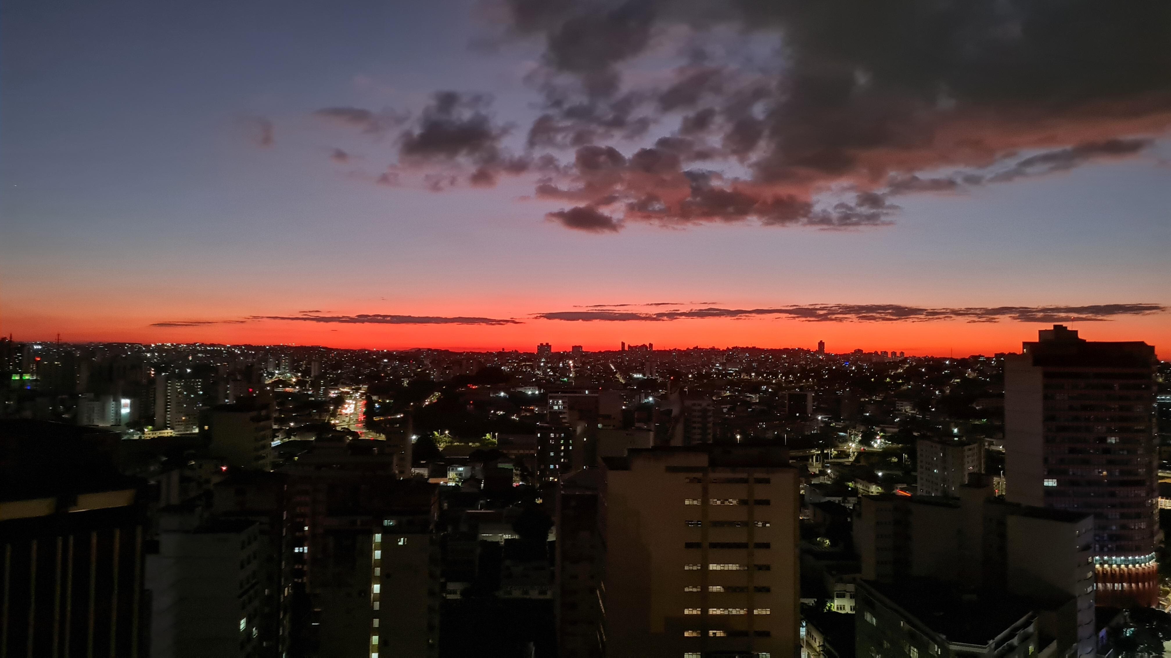 Por do sol da janela do apartamento. 