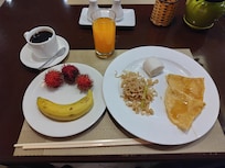6:00〜9:00フロント奥の食堂で無料朝食あり。軽く腹にいれるにはオススメ。