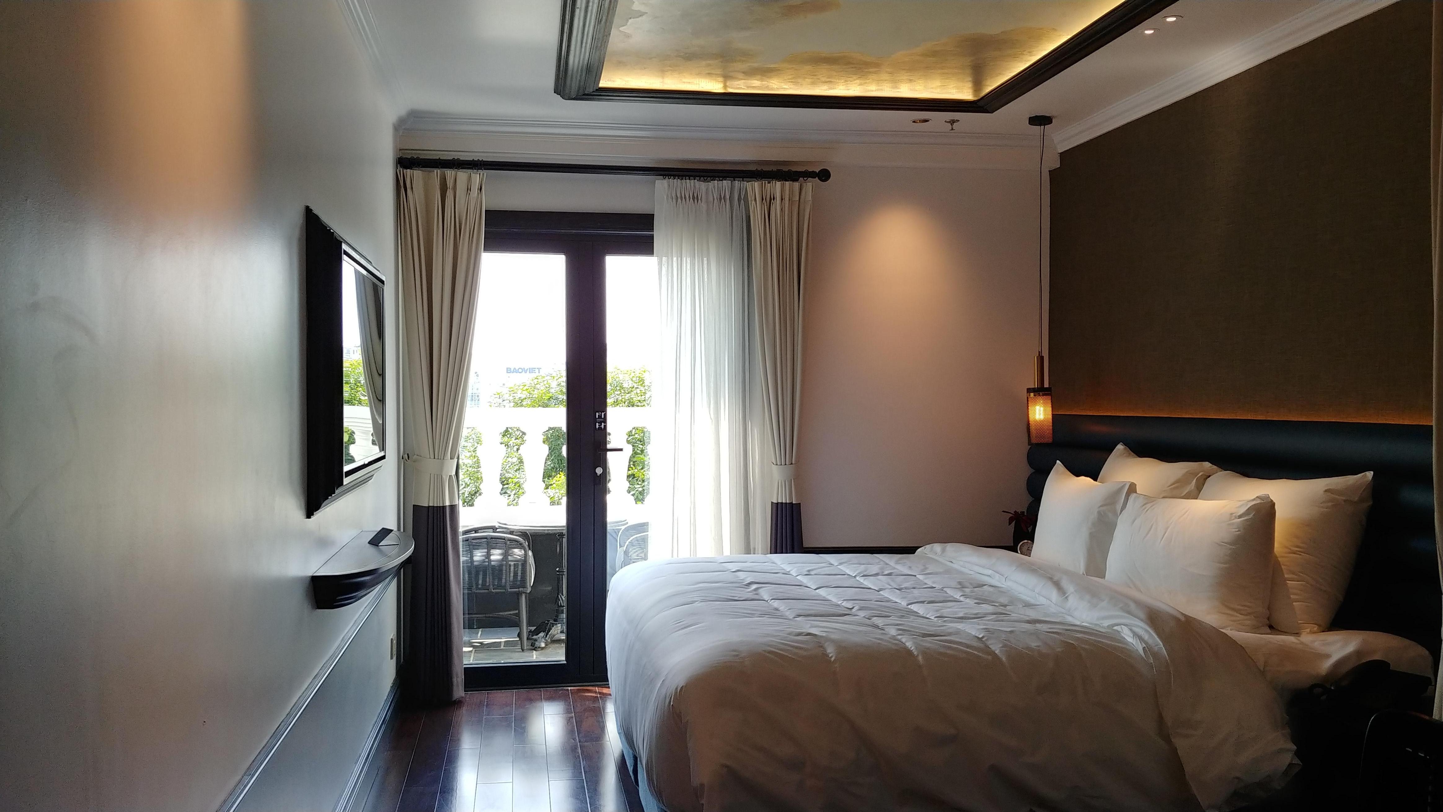 ㄴ자로 꺽여서 좁은 방.
