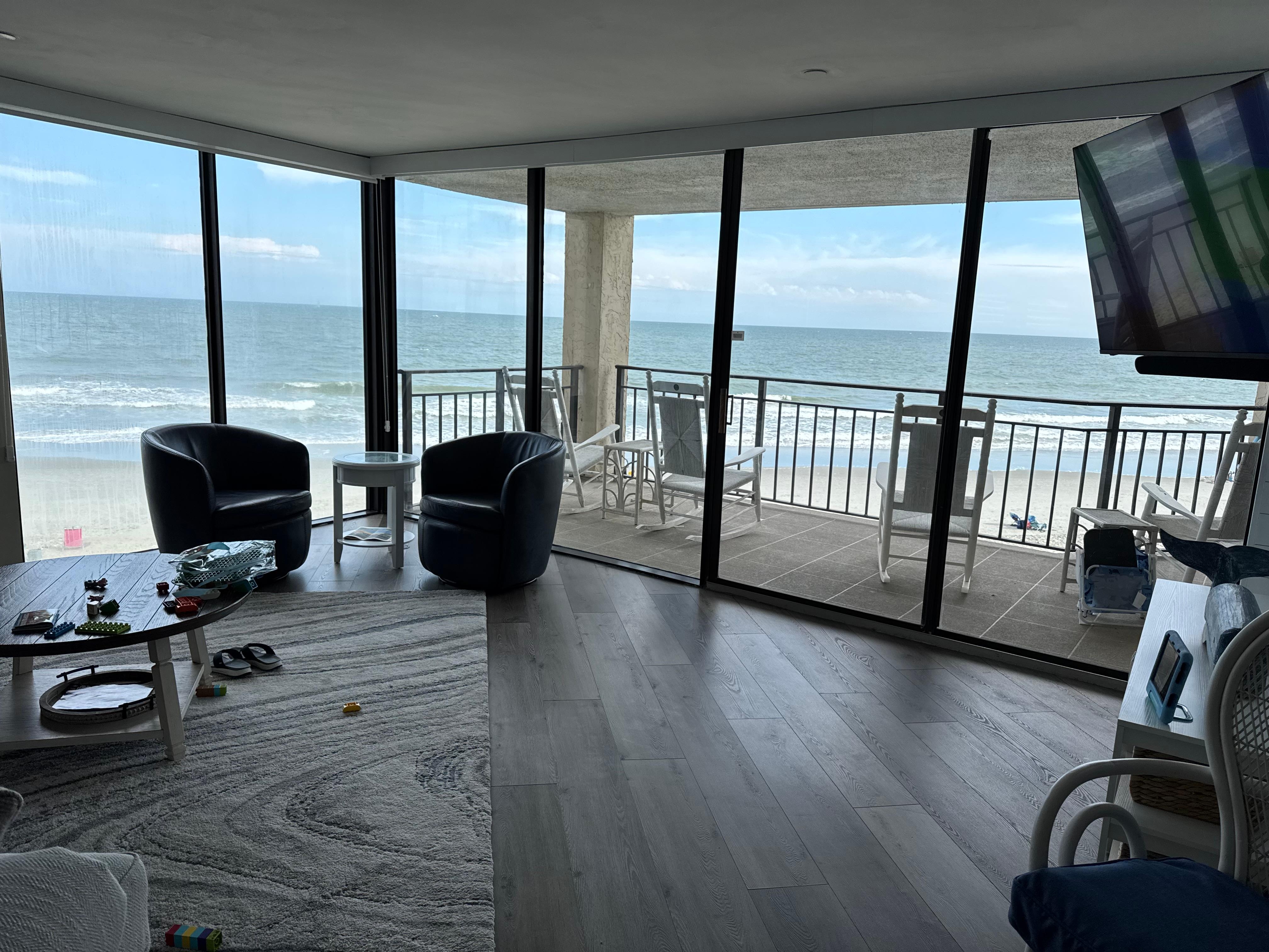 Large den with fantastic view!