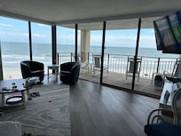 Large den with fantastic view!