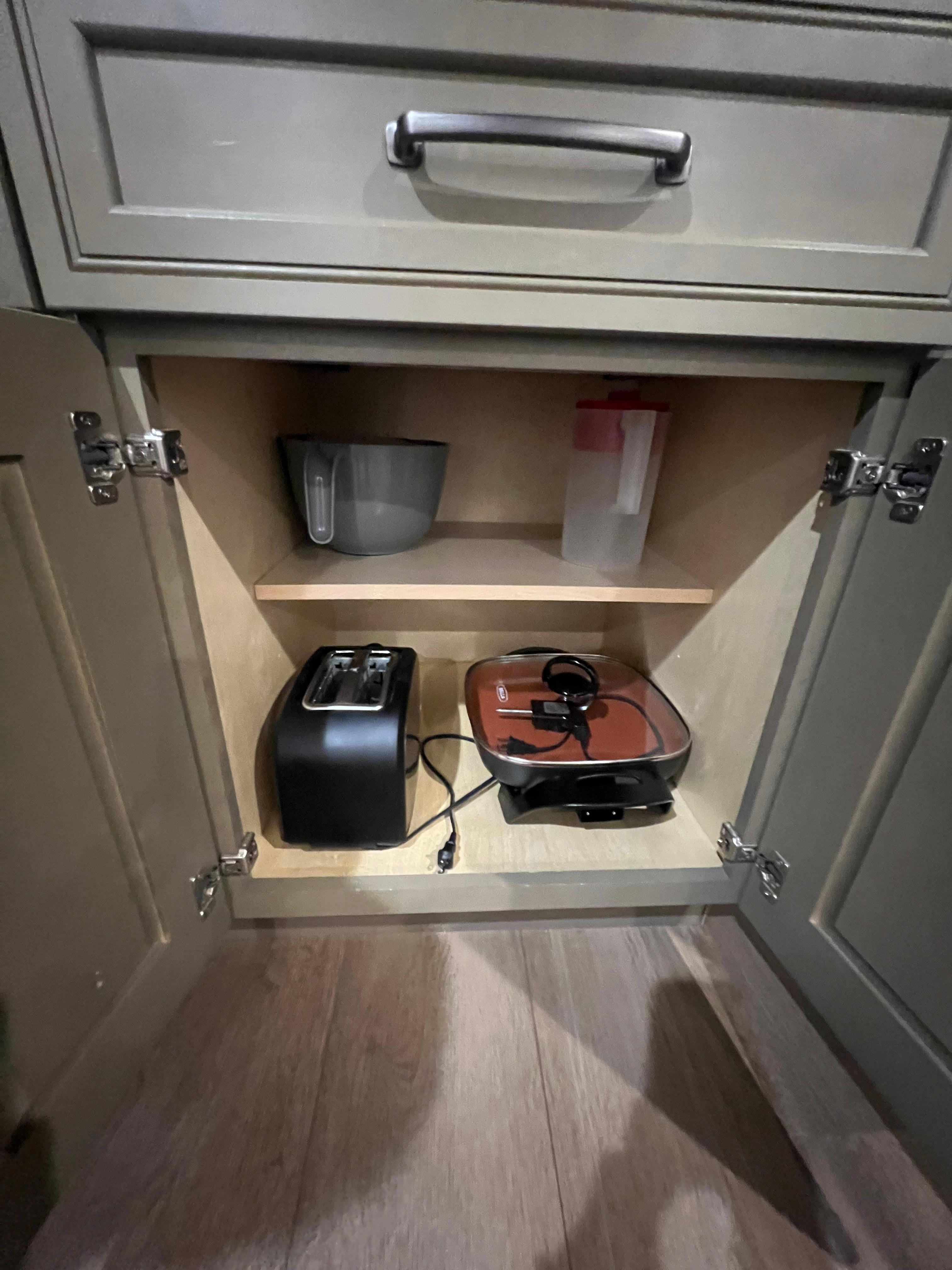 Electric skillet and toaster, as well as nesting bowls with lids