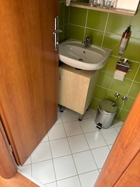 Le lavabo collé à la porte(pas d’espace).