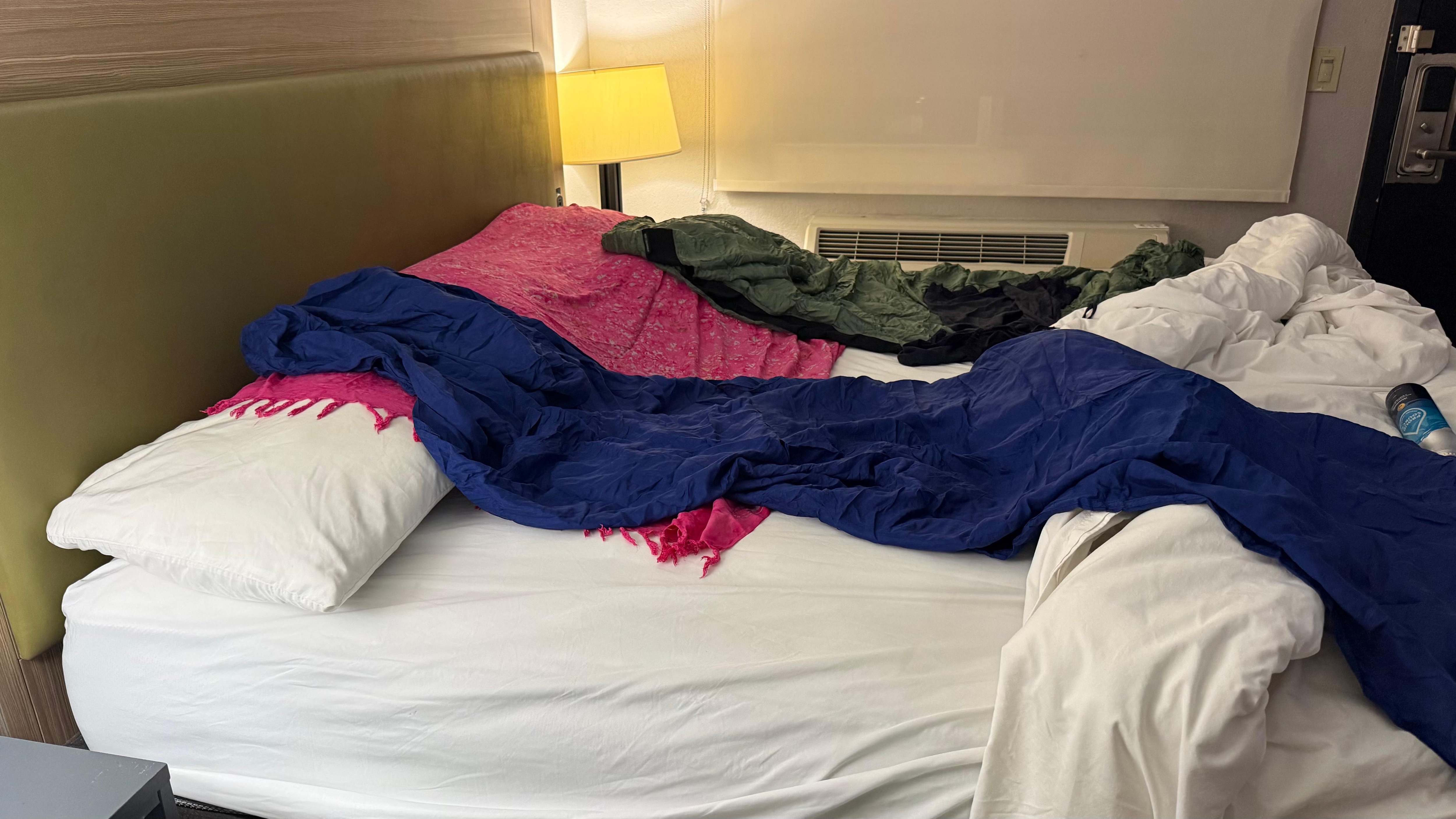 Bettwäsche war so dreckig, dass wir im Schlafsack schliefen.