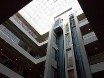 Im Hotelinneren die Aufzüge sehr neu