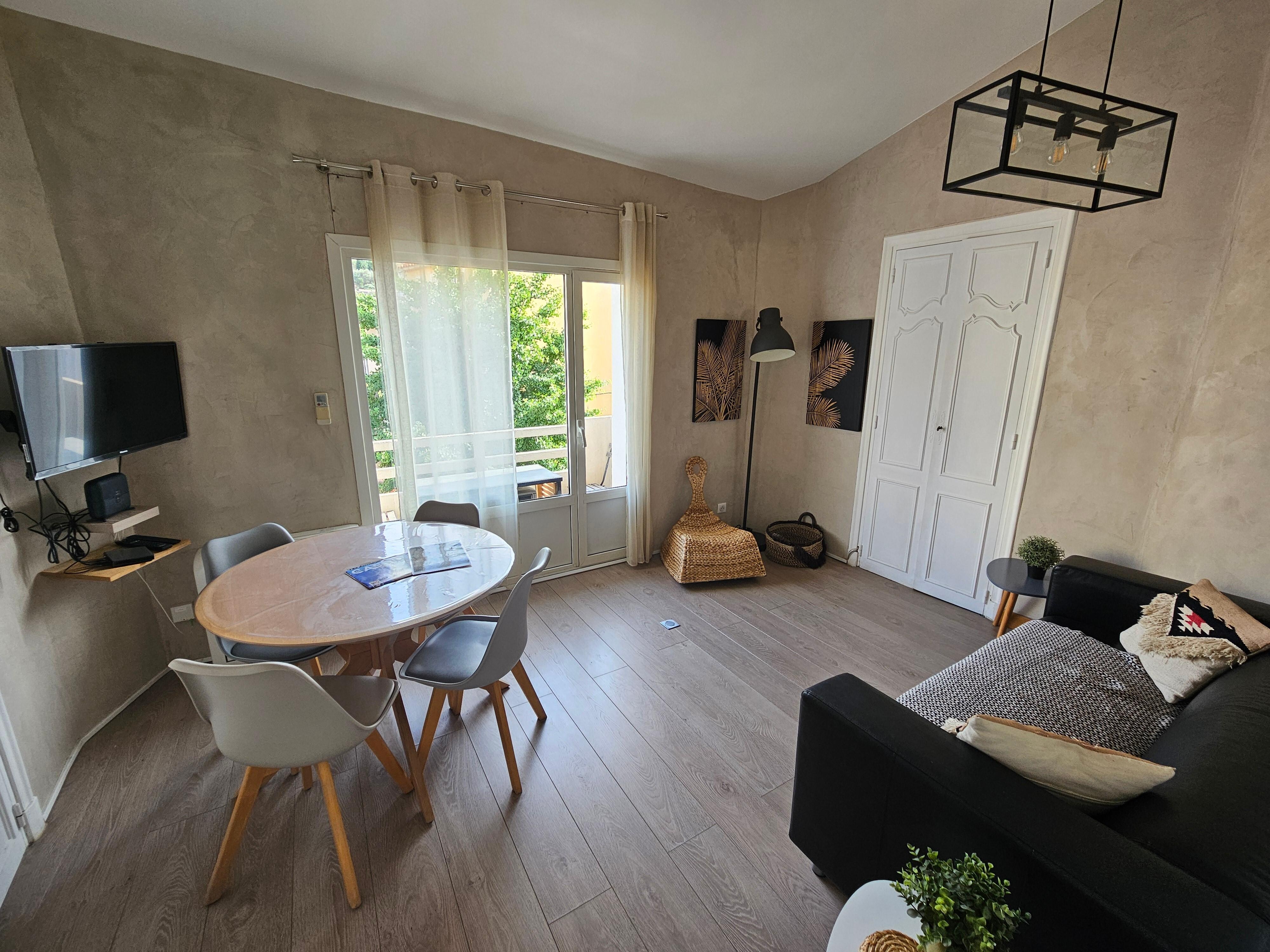 Das Wohnzimmer ist groß, gemütlich und hat eine sehr gute Klimaanlage.