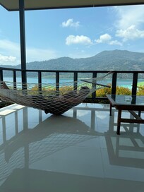 Stor balkong med hängmatta och utrymme för att hänga efter stranden