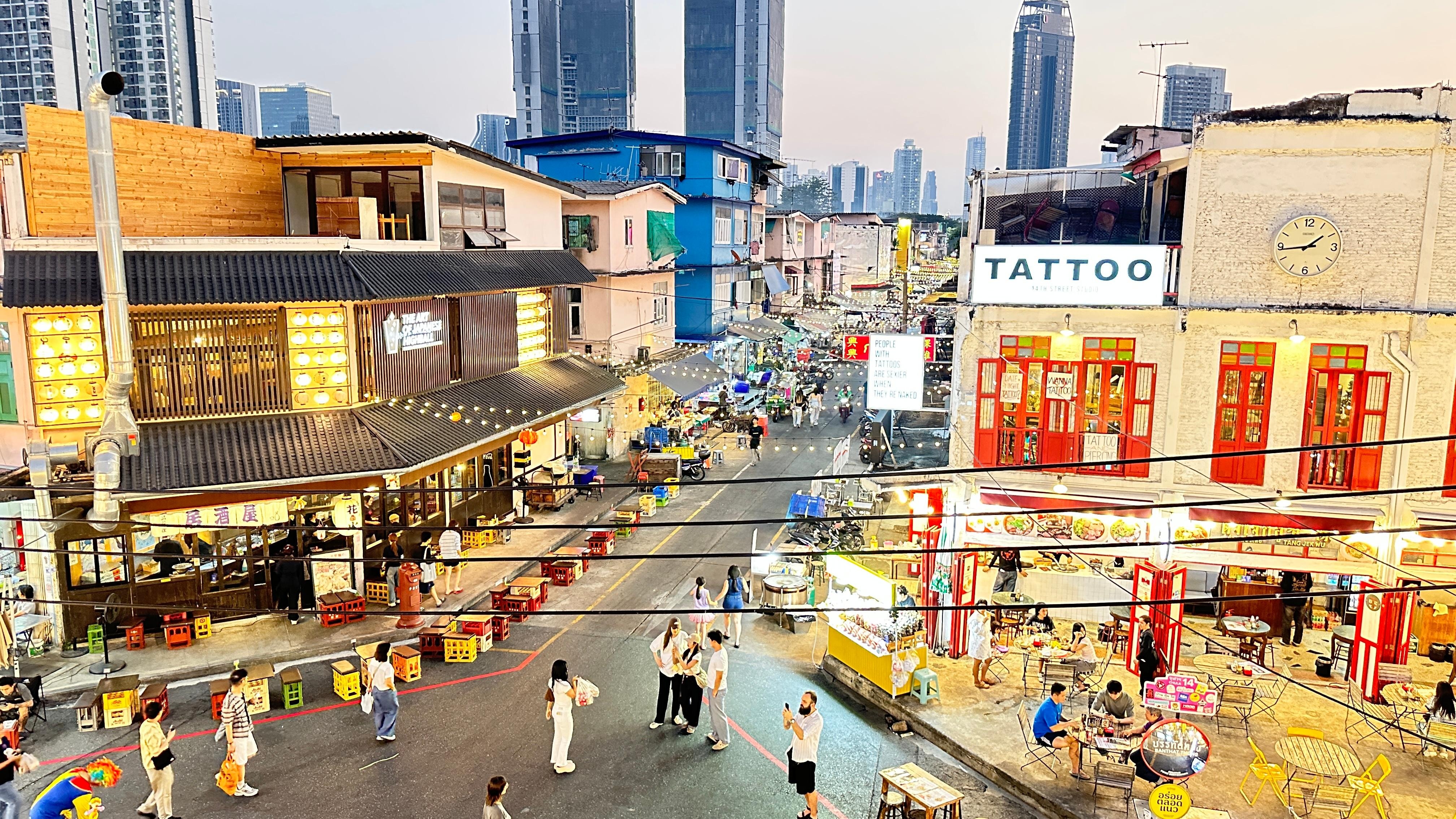 Banthat Thing Rd markets and restaurants.