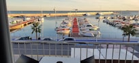 Vue magnifique sur le port du balcon