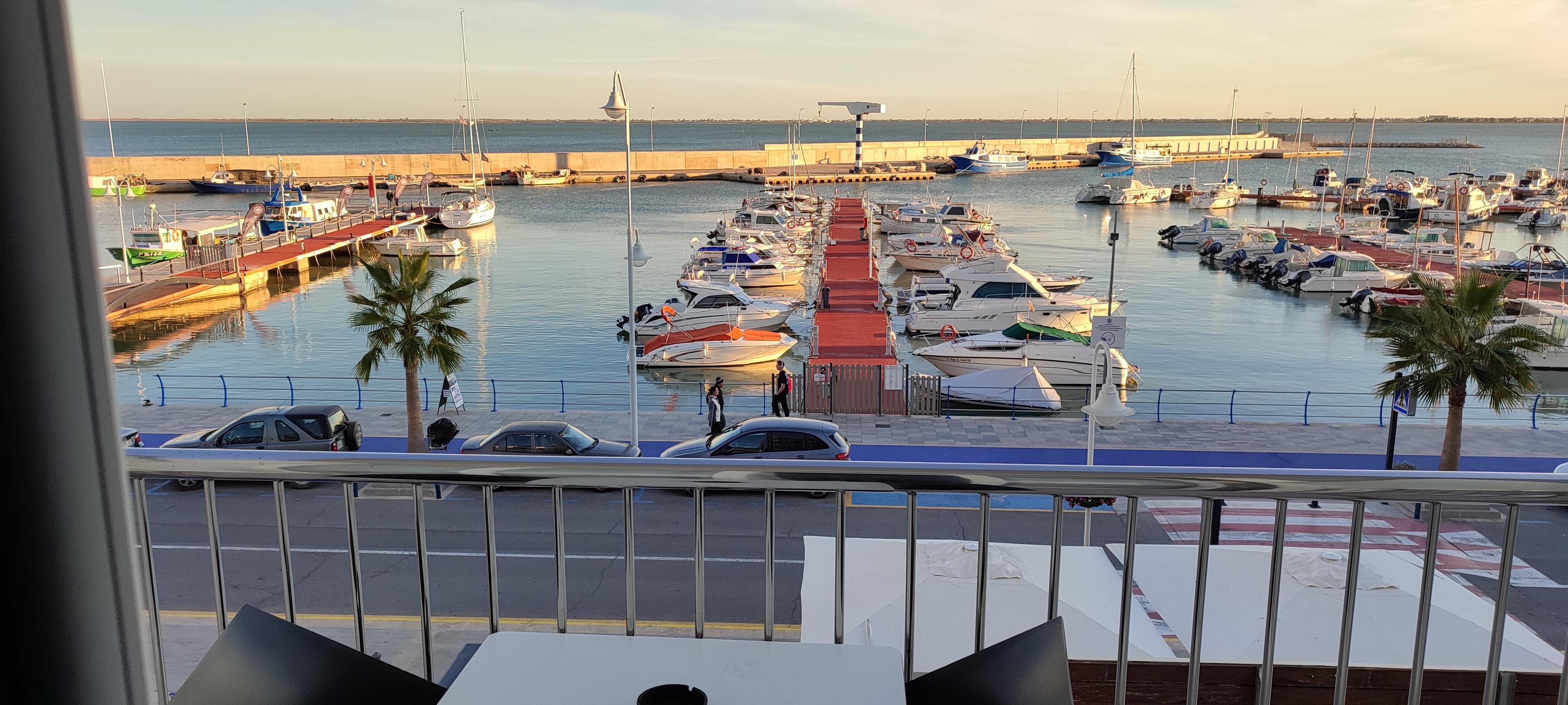 Vue magnifique sur le port du balcon 