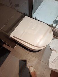 WC Sitz schief