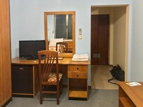 Vers la salle de bain non photographiée