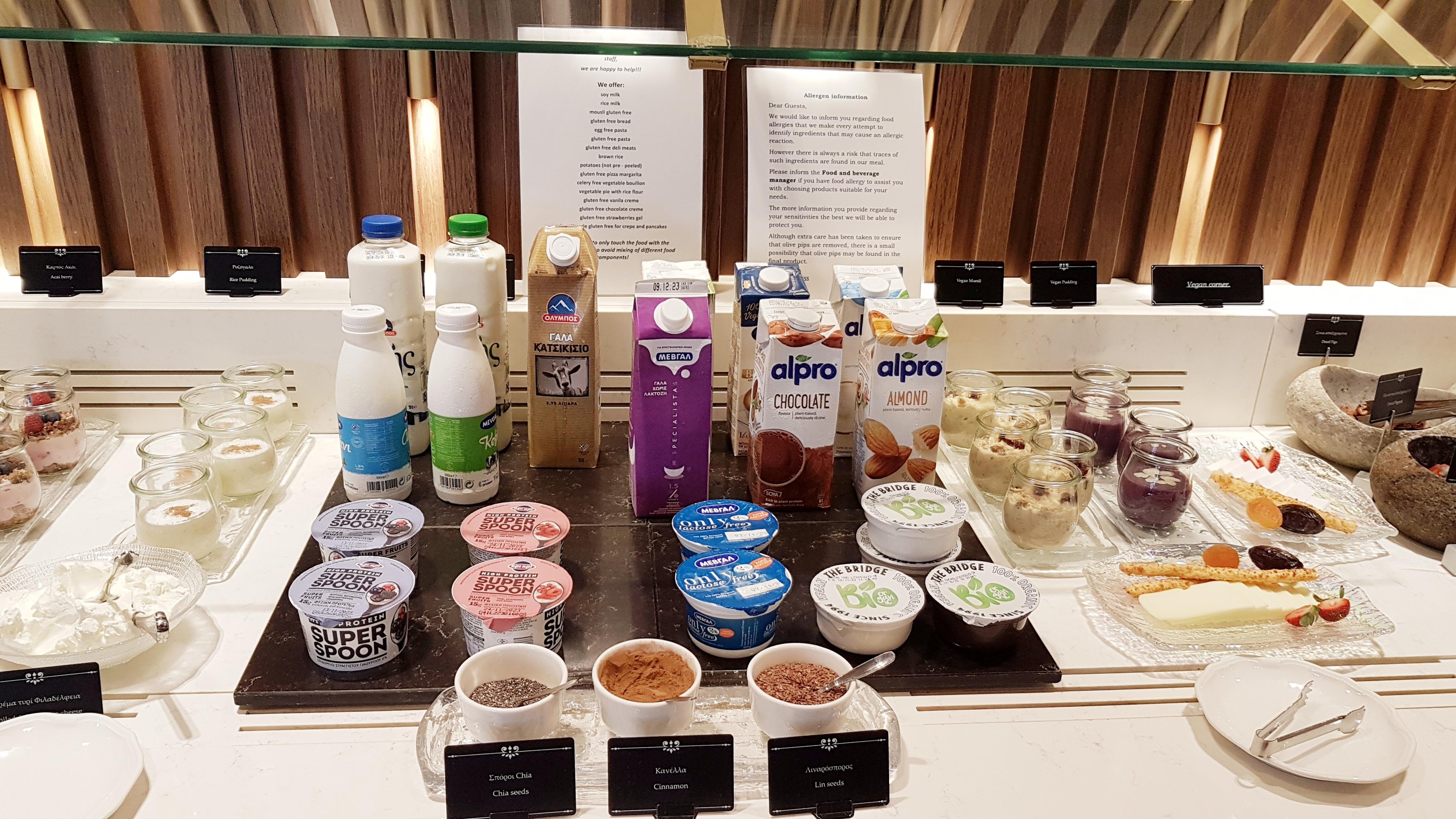 Buffet du petit déjeuner avec un soin apporté aux régimes sans gluten, vegan et sans lactose.