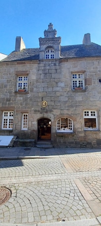 Face du manoir côté rue