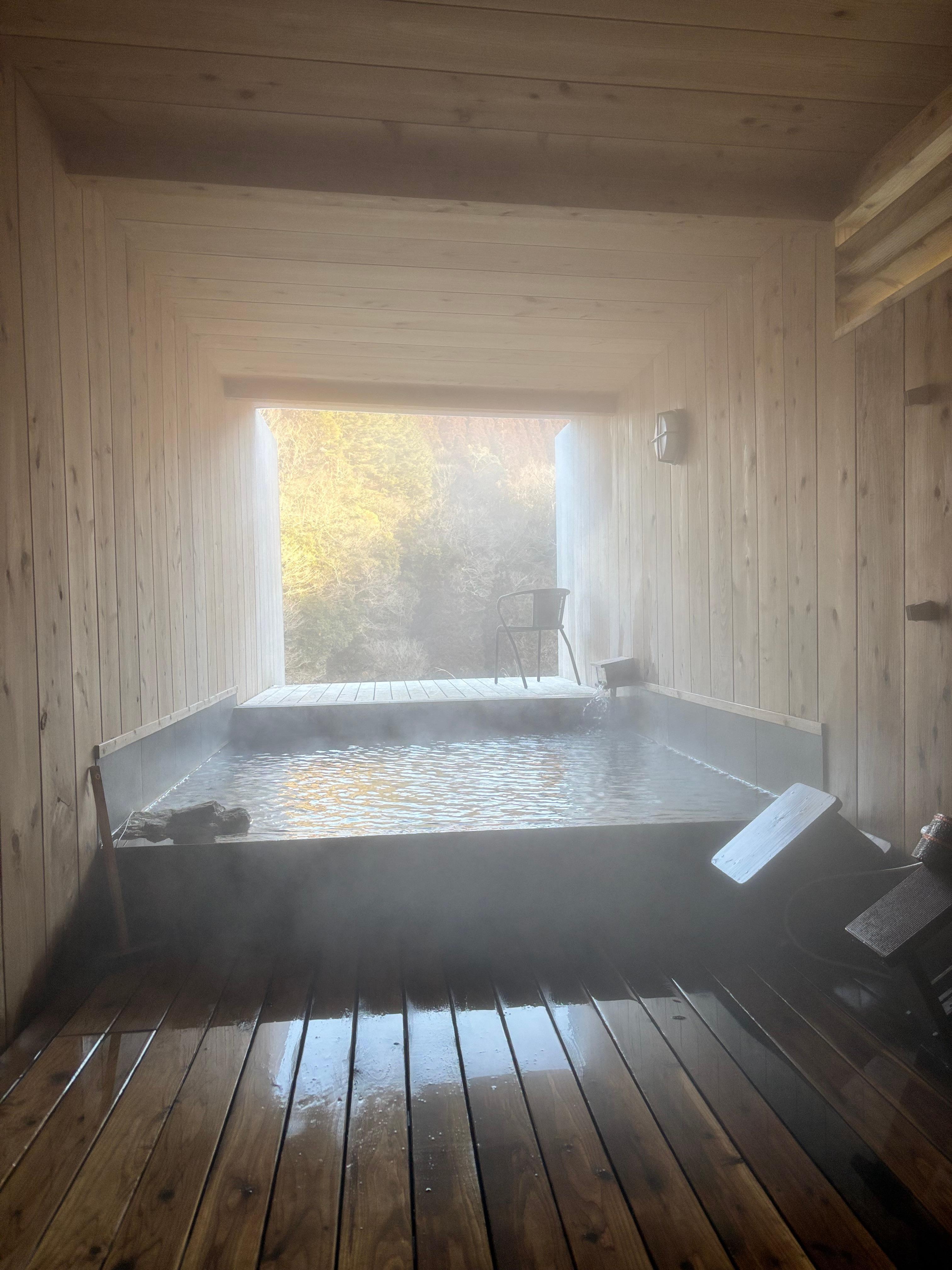 部屋とは別棟の大浴場(半露天)