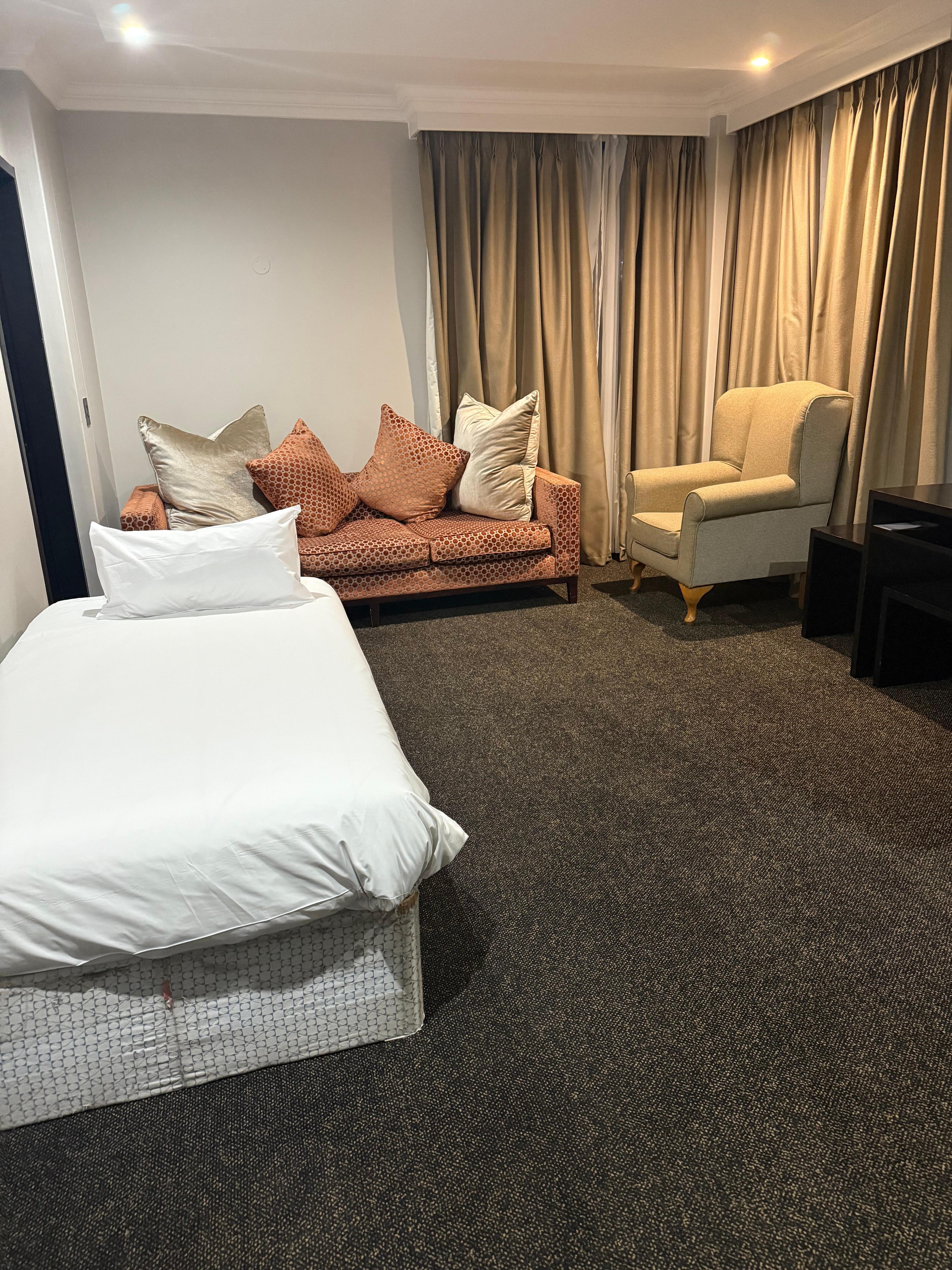 We paid for family room of 4 but there was one bed so the launch was converted into another bedroom and 1 slept on the couch . And one had to look for alternative accommodation as there was a baby 👶 room was not conducive 