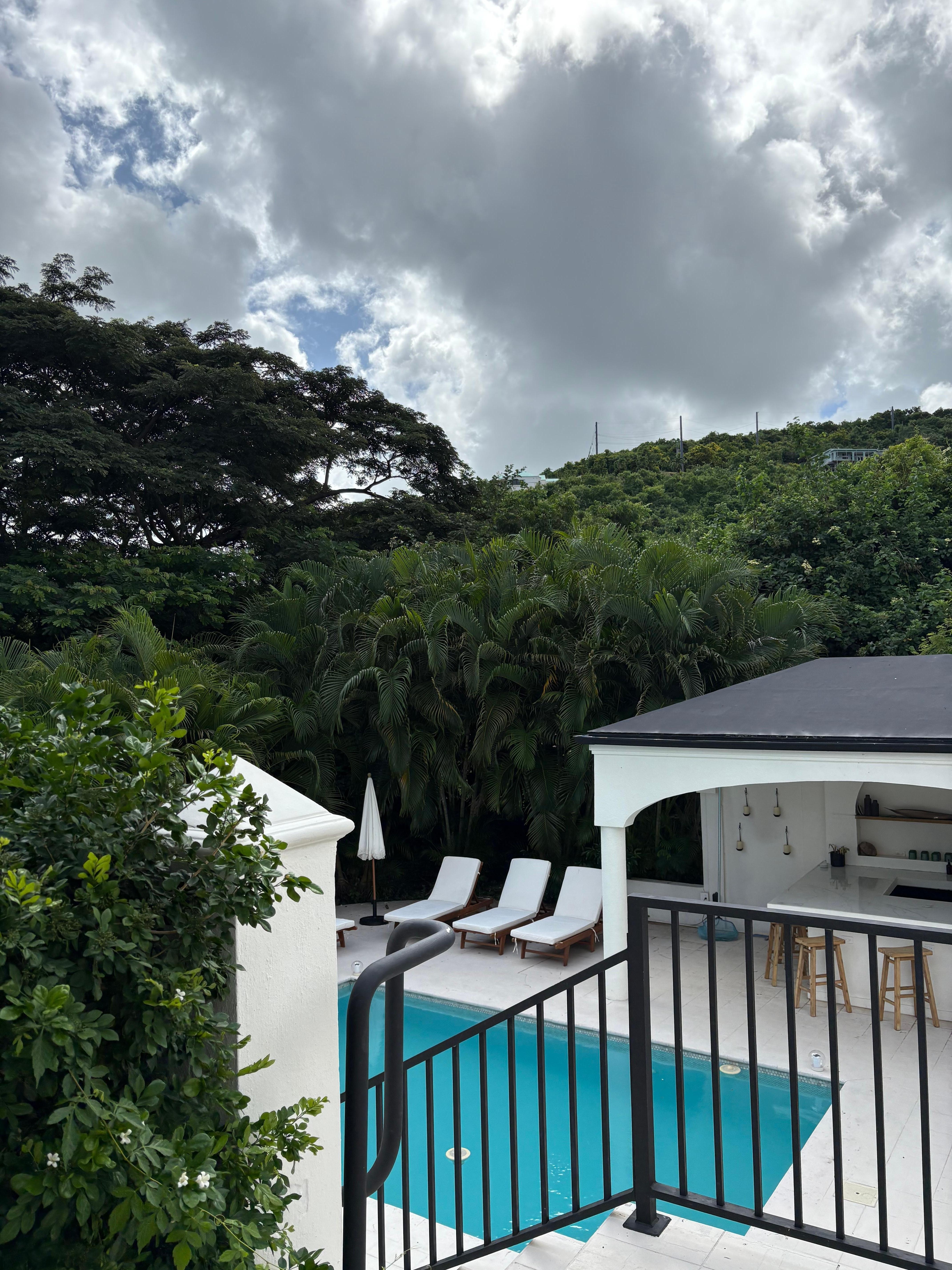 Love the surrounding palm trees and plant life. Super zen and relaxing spot. 