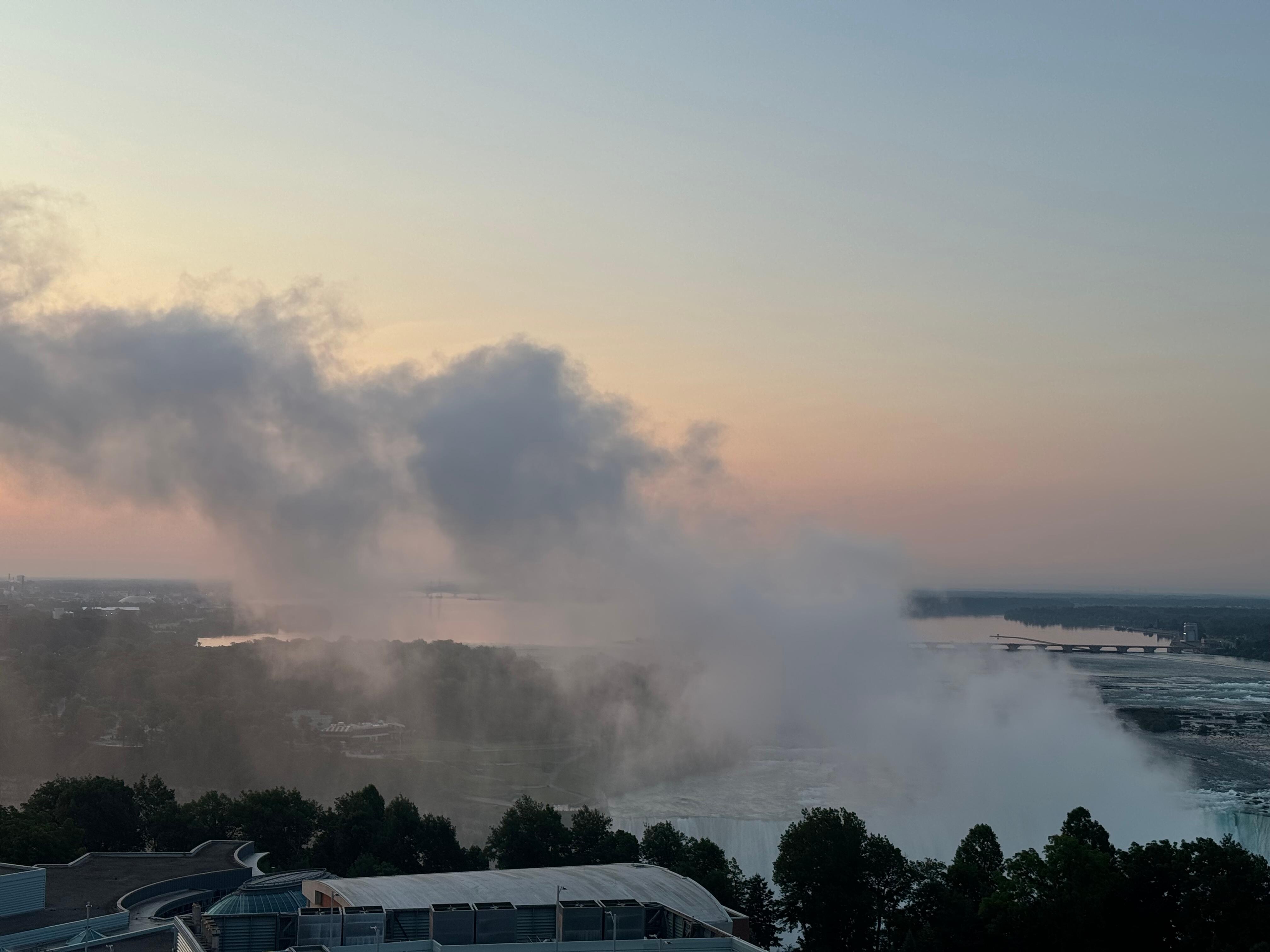 基本上只看得到瀑布上面的河流，瀑布本身是看不到的