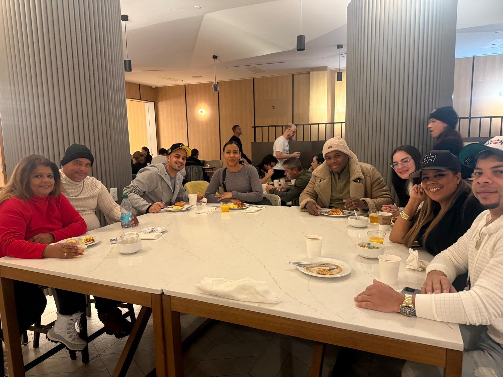 Todos unidos al desayunar muy rico todo 